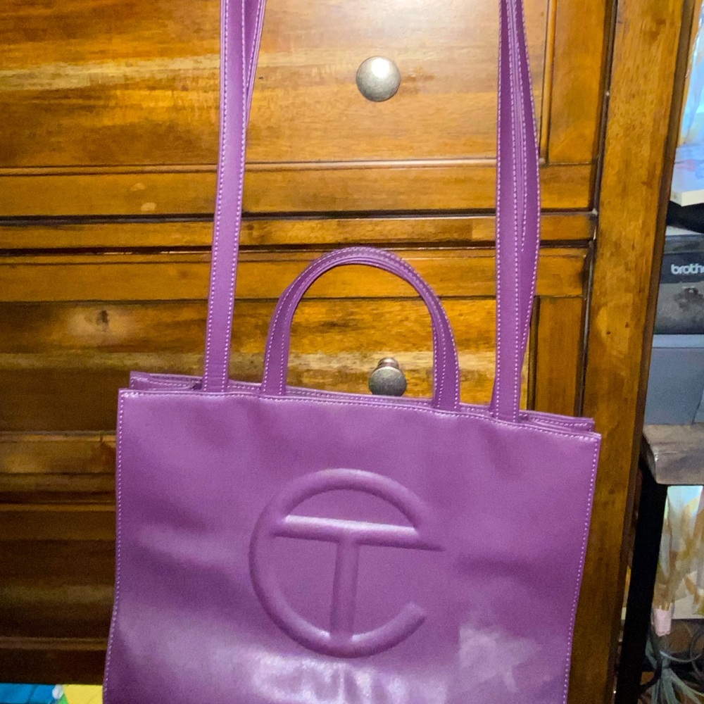 Medium Eggplant Shopping Bag comes with dust bag . Used twice no stains rips .